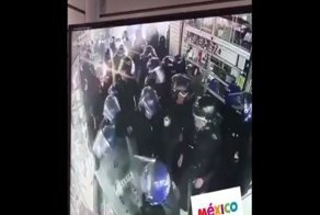Полицейские попались на краже телефонов во время рейда