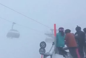 Головокружительный отдых: Лыжники застряли в раскачивающейся кабине-гондоле