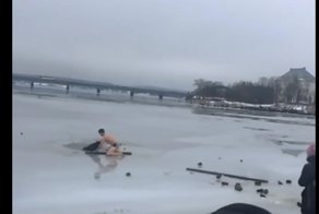 В Карелии парень кинулся спасать собаку из "ледяного плена"