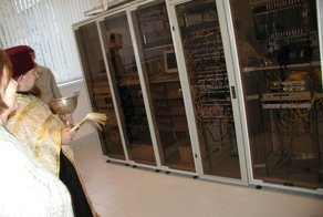 Изыди! За сколько в России кадилом машет священник