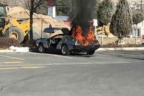 Редкий DeLorean сгорел на парковке у аптеки из-за отсутствия огнетушителя
