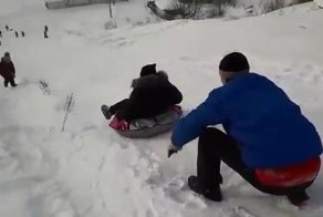  В Бурятии девушка на ватрушке, спускаясь с горки, врезалась в автомобиль