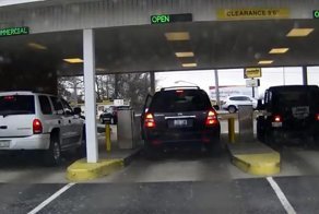 Летающий KIA перепрыгнул через проезжающий автомобиль