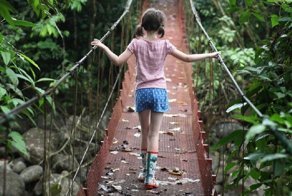 "Зачем я вожу свою 8-летнюю дочь по лесам разных стран?"