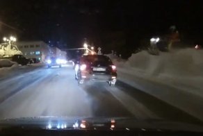 Эффектно появился, но перевернулся: ДТП со снегоходом