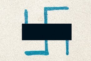 Борьба с ненавистью: художники оригинально перекрывают изображения свастики на улицах Берлина