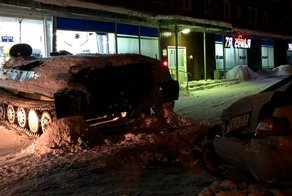 Житель Мурманской области угнал бронетранспортер, чтобы украсть бутылку вина: видео