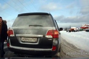 В Кемерове автохам на Крузаке разбил стекло другому автомобилисту