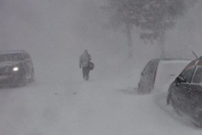 - Ты скоро будешь? Уже подлетаю! Мощный снежный буран в Астане отрывает людей от земли