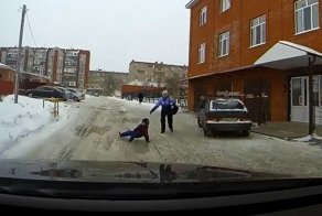 Ребенок упал под колеса автмообиля