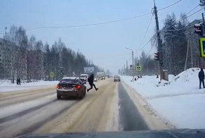 Пацан решил перебежать дорогу на красный свет