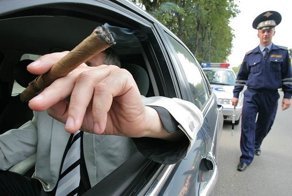 Правительство запретило выбрасывать окурки из окон автомобилей и поездов