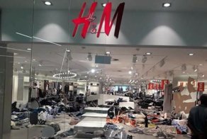 Обиженные расистским дизайном детской толстовки жители ЮАР громят магазин H&M