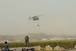 Индийские солдаты упали с вертолета во время тренировки