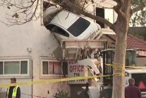 Автомобиль влетел во второй этаж американской клиники и там застрял