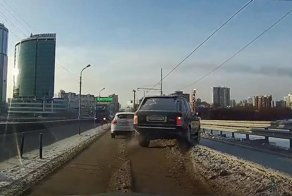 Как корова на льду: Range Rover попал в западню