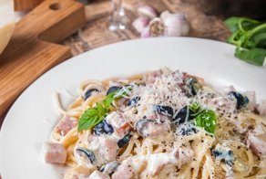 Паста с ветчиной и оливками в сливочном соусе!