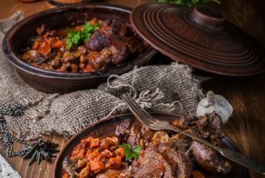 Говяжья голяшка, тушеная в овощах с грибами и фасолью!