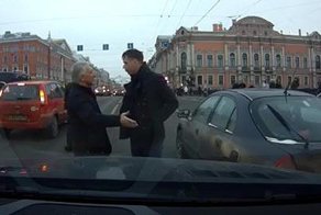 Дядечка на Мерседесе, который совсем не смотрит по сторонам