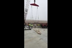 Рабочим пришлось спасаться бегством от падающего крана