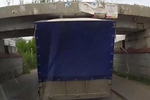 ГАЗель не прошла под железнодорожным мостом