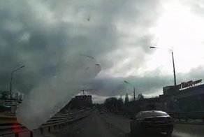 Ледяная глыба, упавшая с фуры, чуть не убила водителя встречной легковушки