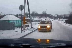 Авария дня. Вот кто-то с горочки спустился