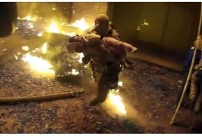 Пожарный поймал сброшенную с третьего этажа горящего здания девочку