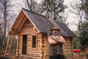 Он в одиночку построил себе бревенчатую избу. И показал, как это сделал