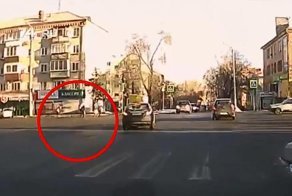 Авария дня. В Челябинске девушка погибла, переходя дорогу на "зеленый свет"