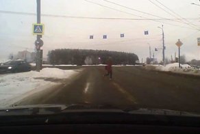 Авария дня. В Ижевске сбили перебегавшую дорогу девочку