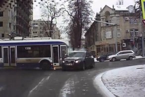 В центре Кишинёва троллейбус столкнулся с Ауди