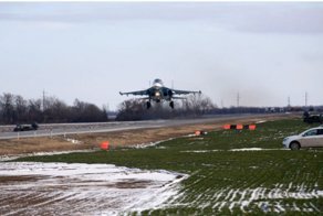 Под Ростовом на автотрассу приземлились три боевых истребителя