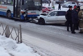 Авария дня. В Красноярске легковой автомобиль столкнулся с автобусом