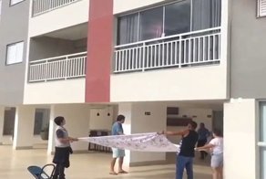 Бдительные соседи спасли собаку, которая повисла на балконе 4-го этажа