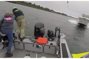 Рыбаки выпрыгнули из своей лодки за мгновение до столкновение с катером