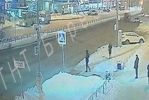 В Березниках во время ссоры с женщиной мужчина попал под автобус