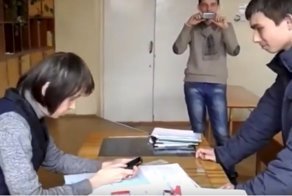 Отморозок издевается над учительницей