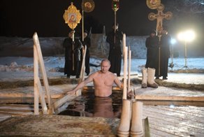 Путин окунулся в прорубь в монастыре на Селигере