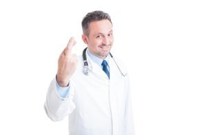 Самозванец оделся врачом и несколько дней вёл приём пациентов