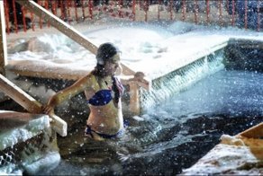 Девушки купаются на Крещение