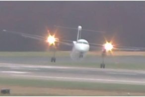 Виртуозная посадка самолета во время урагана в Германии