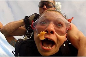 Девушка потеряла зубной протез во время прыжка с парашютом