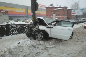 Девушка нажала на газ и на полном ходу въехала в фонарный столб