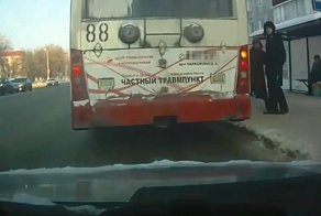 Притянуло к троллейбусу, а виновник уехал