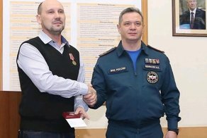 Москвич, спасший детей из горящей квартиры, заметил пожар, когда проезжал мимо на автобусе