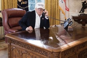 Трампа критикуют за фотографию его рабочего стола: "Не похоже, что за этим столом работают"