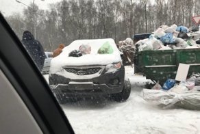 Месть унитазом: жильцы засыпали мусором неправильно припаркованный автомобиль
