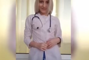 Врач разделась ради здоровья пациентов