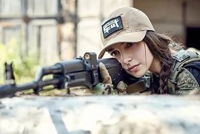 Русская девушка в военной форме Елена Делигиоз покоряет интернет